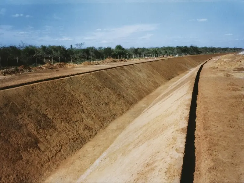 Terraplenagem do canal de irrigacao em Acu-RN